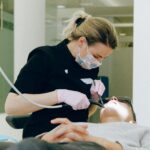 Dentysta – jak wybrać specjalistę, który zadba o zdrowy i piękny uśmiech