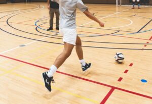 Jak wybrać halówki do piłki nożnej? Kompletny przewodnik dla graczy